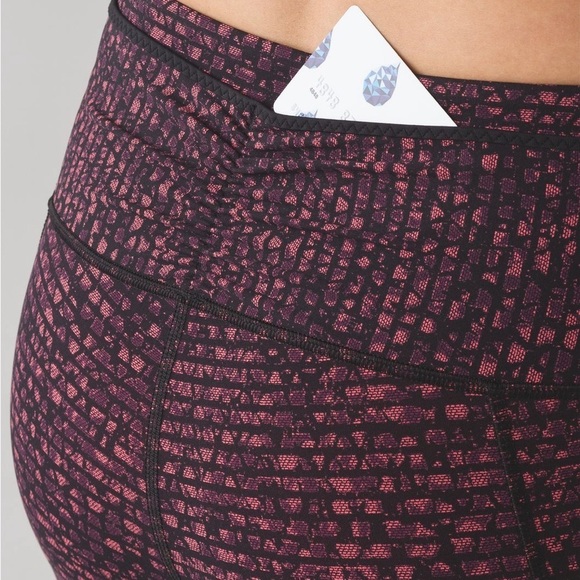 EUC - Lululemon Outrun 17” Crop Shatter Weave - Dust Coral Plum/Black - size 6 - Picture 7 of 10